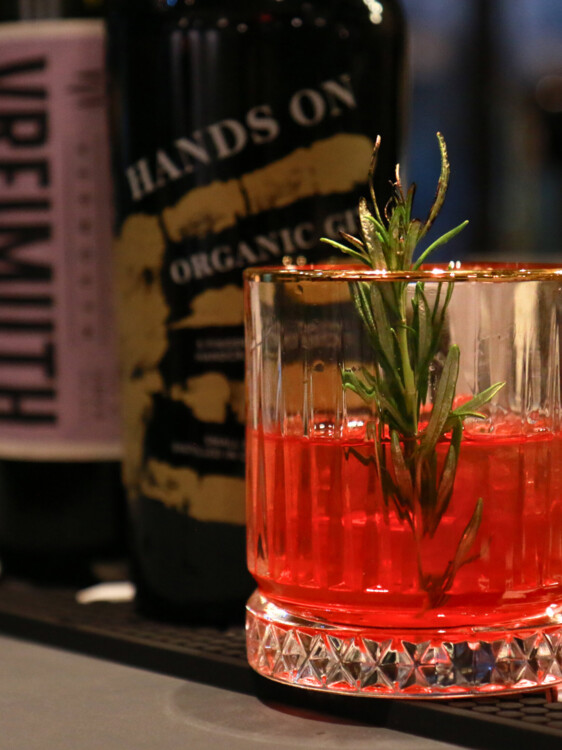 Ein weißer Zirben Negroni im schönen Ernst läutet den Feierabend ein.