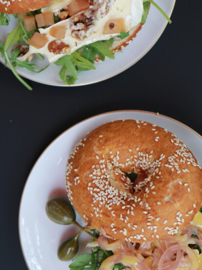 Der schöne Ernst also serves tasty, freshly filled bagels.