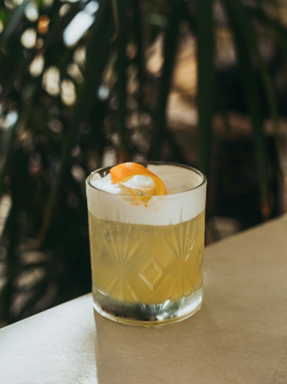 Ein Cocktails in entspannter Atmosphäre im schönen Ernst.