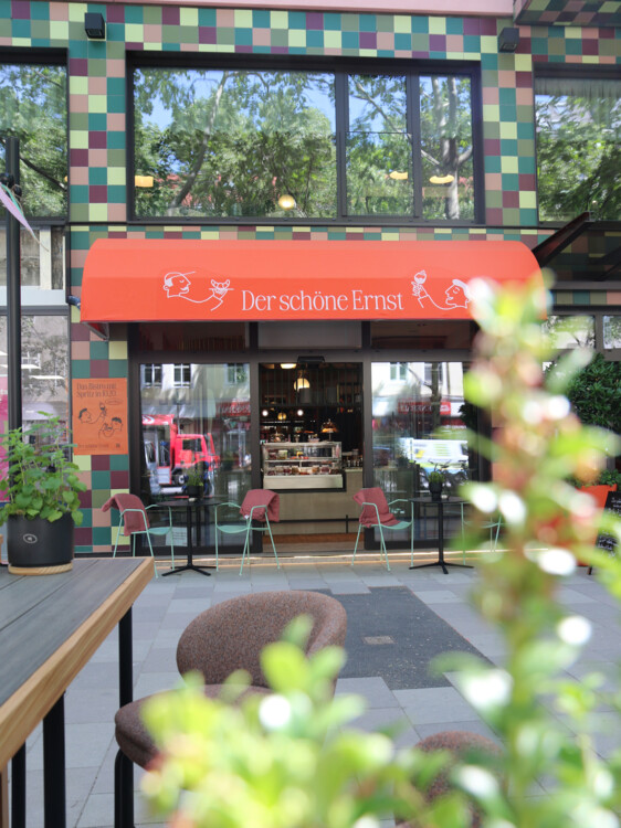Blick vom Schanigarten auf den Eingang des Cafés "Der schöne Ernst" in der Praterstraße in Wien.