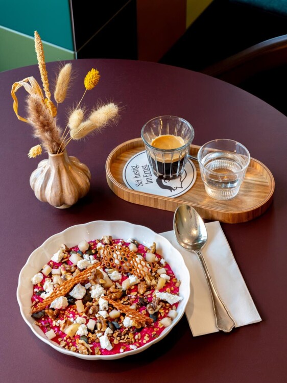 Frühstück mit einem wärmenden Porridge und einem starken Espresso im "Der schöne Ernst" in der Praterstraße in Wien.
