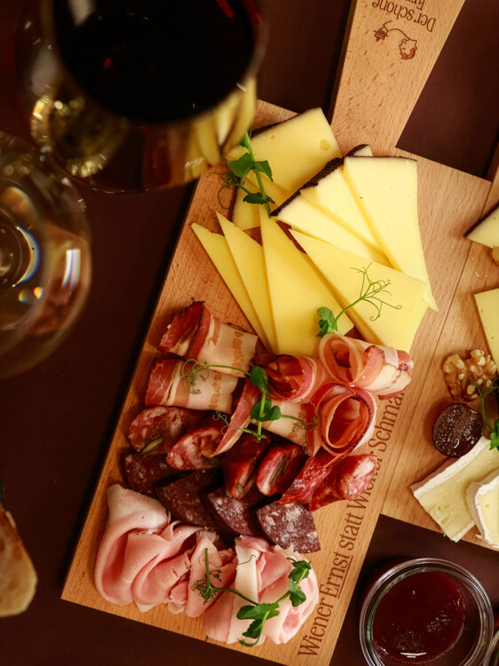 The sharing platters are a real eye-catcher and cater to every taste.