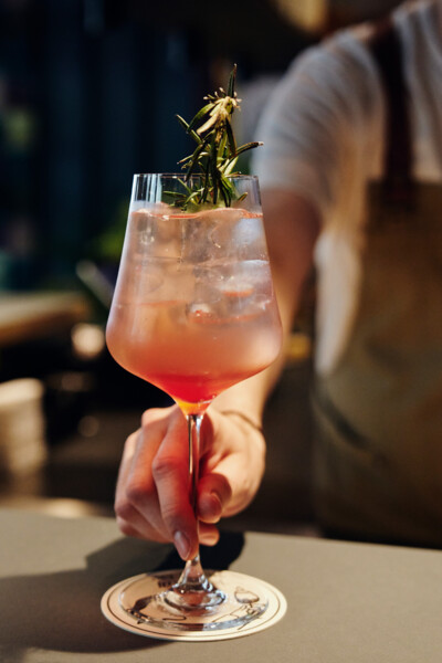 Kräftiger Zirben-Spritzer im schönen Ernst in der Praterstraße.
