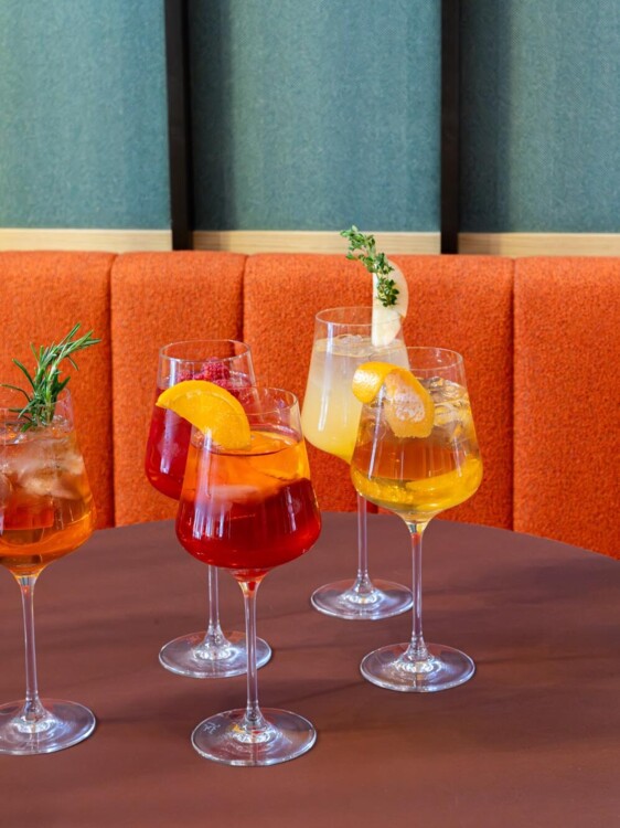 Die Spritz-Getränke des schönen Ernst in den verschiedensten Geschmäckern und Farben.