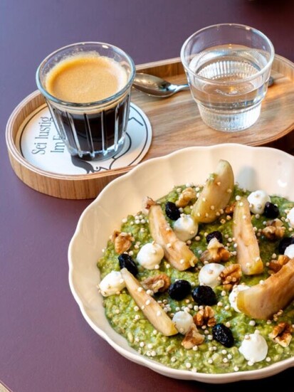 Der perfekte Start in den Tag: Cremiger Porridge und kräftiger Espresso im schönen Ernst.