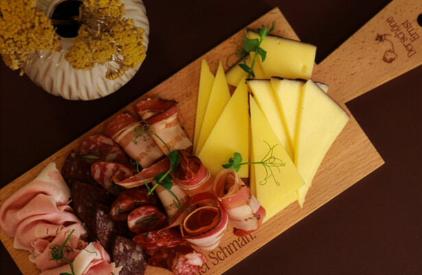 Classic Platter with meats, sausages & cheese at Der schöne Ernst.