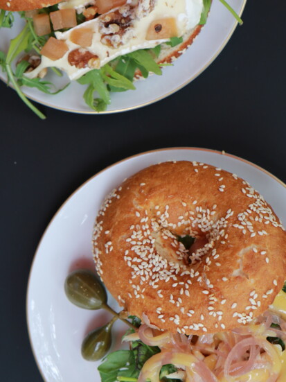 Der schöne Ernst serviert auch herrliche, frisch gefüllte Bagels.
