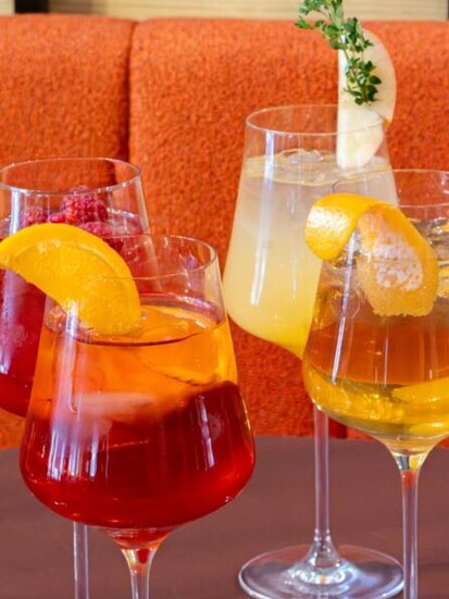 Verschiedene köstliche Spritz-Getränke, die im schönen Ernst angeboten werden.
